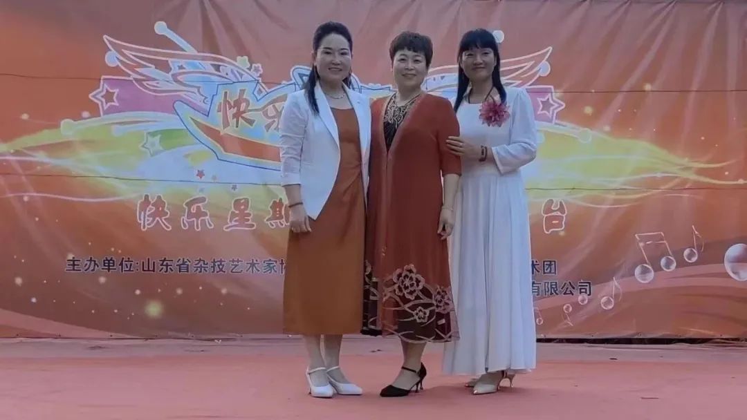 奎文区信息产业协会携青州鲁艺影视艺术团 栏目组“快乐星期天”共同走基层送文化下乡、为乡村振兴增添艺术活力，打造百姓舞台(图4)